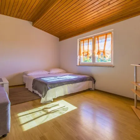 Rastovcan P Apartament Povile